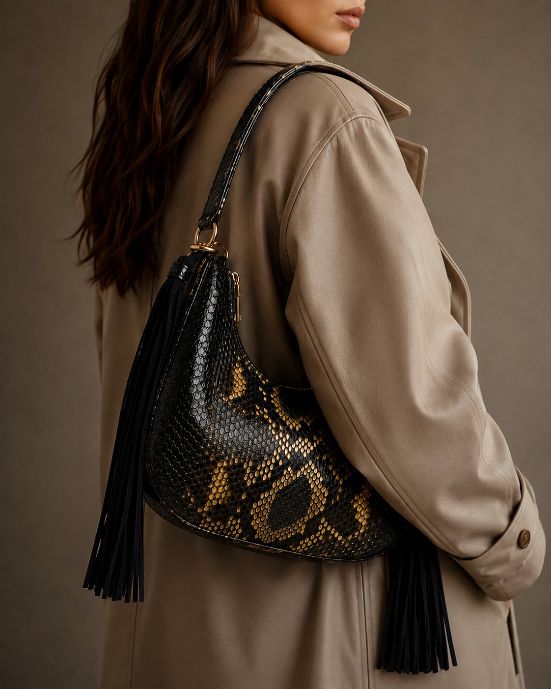 The Fofana Bag on the shoulder